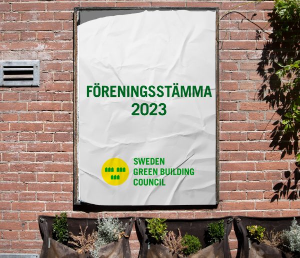 Affisch på tegelvägg med budskap SGBC Föreningsstämma 2023